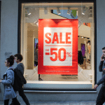 Black Friday: 6 στους 10 ξοδεύουν 50 – 250 ευρώ, ψωνίζουν διαδικτυακά και κάνουν «σαφάρι» τιμών